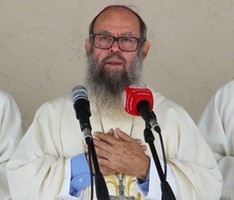 Dom Joaquim reza o Angelus Fiéis em kalumbo animados na fé sustentada pela oração 