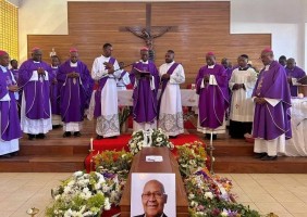 Bispos da CEAST, dão o último adeus ao monsenhor Padre Inácio Gonçalves