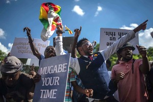 Demissão de Mugabe multiplica festejos no Zimbabué