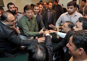 Musharraf regressa ao Paquistão para concorrer às eleições de Maio