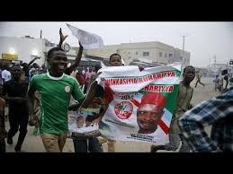 Apoiantes festejam vitória histórica de Buhari