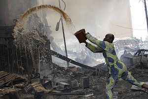 Um morto e 30 feridos em incêndio na Nigéria