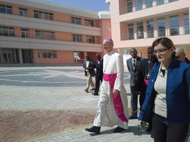 Núncio Apostólico reza com religiosas no Namibe