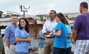 Obama vai a Oklahoma City e promete apoio federal