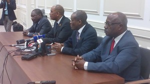 Oposição retira-se do parlamento por falta de consenso no ponto sobre as eleições   
