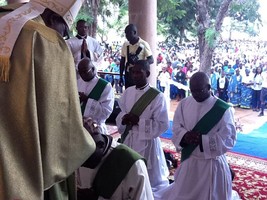 Luanda testemunham ordenações sacerdotais