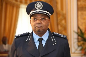 Exoneração do comandante geral da polícia nacional provoca reações no país
