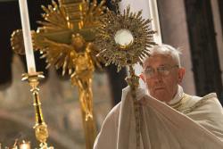 Papa Francisco presidiu Adoração Eucarística na Basílica de São Pedro, simultaneamente com todo o mundo