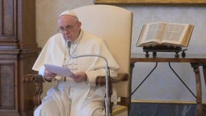 O Papa na Audiência Geral: crucifixo e Evangelho, grande liturgia doméstica