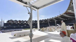 Papa aos milhares de católicos em Abu Dhabi: sejam oásis de paz