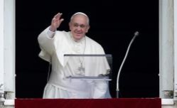 Compaixão, partilha, Eucaristia Papa no Angelus