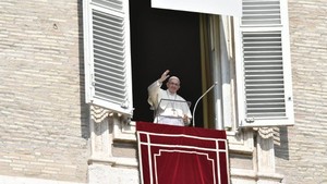 Caminho do serviço antídoto contra a busca dos primeiros lugares, Papa no Angelus 