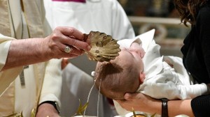 Papa baptizou 21 crianças na Capela Sistina