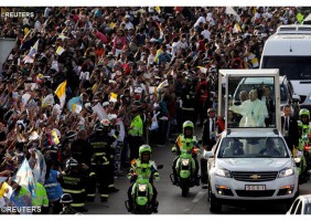 Papa está na Colômbia e convida jovens a não perder alegria e esperança