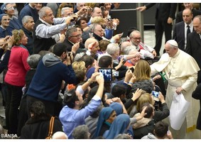 Família é a primeira escola de comunicação diz Papa Francisco