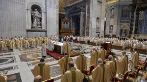 A força da vitória de Cristo vence o mal e nos liberta do maligno Papa na missa Crismal