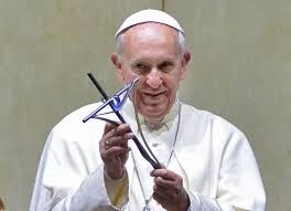 Papa Francisco convida a contemplar o Crucifixo, beijá-lo e dizer: 