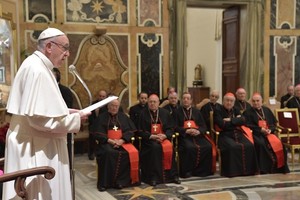 Papa: Cúria fechada em si mesma está condenada à destruição