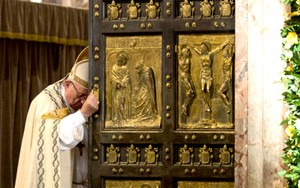 Ultima porta santa do ano da misericórdia encerrada no Vaticano