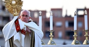 Papa diz que eucaristia deve inspirar atitude de “partilha” nos católicos