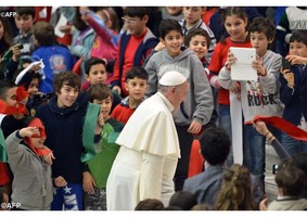 Papa Francisco reza pelos passageiros do avião da malásia e pelas famílias de todo o mundo 