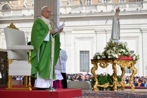 Papa rezou pela paz, diante da Imagem de Nossa Senhora de Fátima