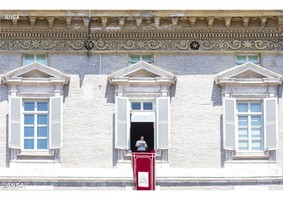 Papa no Angelus “tempo para acolher e escutar”