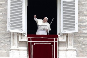 Papa reza pelos defuntos durante o Angelus, morte não é a última palavra