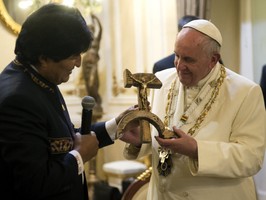 Papa não sabia que Morales ia oferecer foice e martelo 