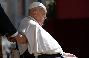 Papa reza no túmulo de Pio X, na Basílica de São Pedro
