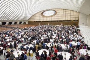 Papa almoçou festivamente com 1500 pobres na Aula Paulo VI