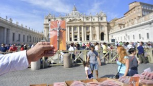 Pobres distribuíram um presente do Papa na Praça de São Pedro