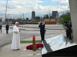 Papa rezou em silêncio no Porto de Beirute