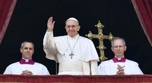 Na mensagem Urbi Ut Orbi Papa pede ao mundo “mais humano e mais digno”