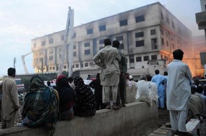 Incêndio em fábrica paquistanesa mata mais de 190