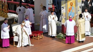 Papa: Com Cristo renasce a esperança! Apressemo-nos a superar divisões e conflitos