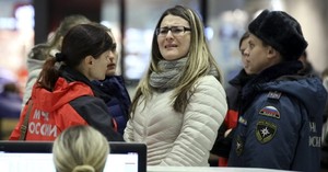 Famílias aguardam notícias do avião nos aeroportos de Paris e do Cairo 