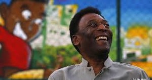 Pelé deixa unidade de cuidados intensivos