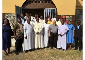 Igreja contra o Ébola Cardeal Turkson na Libéria e Serra Leoa