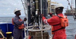 Produção de petróleo nos países especialistas alertam grande parte das receitas é exportada pelas empresas estrangeiras