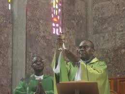 Fiéis da Sagrada Família na Arquidiocese de Luanda rendem acção de graças pelas bodas de prata do seu Pároco