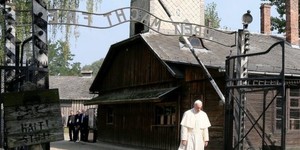 Papa fez homenagem silenciosa em Auschwitz, símbolo da “crueldade”