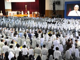 Papa elogia religiosos dedicados à Igreja e rejeita “burocratas”