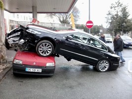 Bispo de Bragança sofreu acidente com carro novo alegadamente sem travões