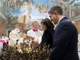 Francisco baptizou 33 crianças na Capela Sistina, onde deixou conselhos a pais e padrinhos