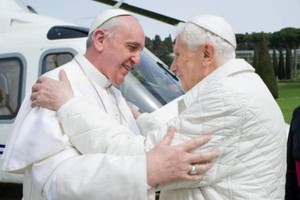 «Somos irmãos», diz Papa Francisco a Bento XVI durante encontro