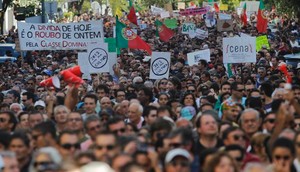 Milhares protestam em Portugal contra austeridade econômica