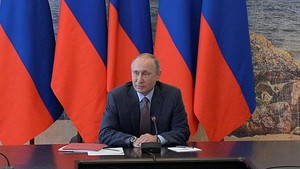 Putin visita Crimeia e acusa Ucrânia de não implementar acordo de paz