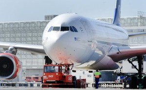 Avião da Qatar Airways realiza com sucesso pouso de emergência