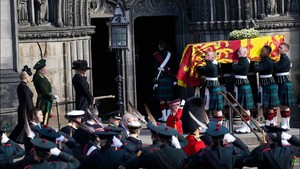 Caixão com corpo da rainha na Catedral de Santo Egídio